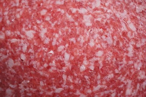 Archieffoto bij Bladerdeeghapjes met monchou kaas en salami