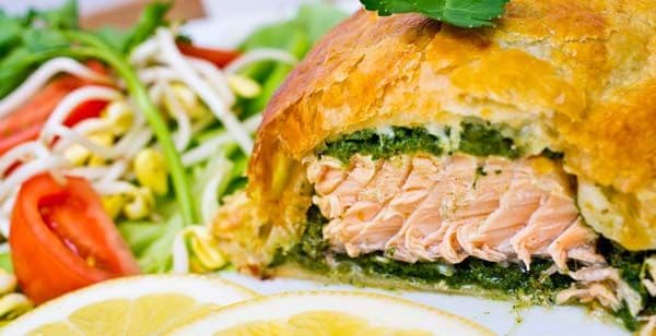 Archieffoto bij Bladerdeeghapjes met zalm en spinazie