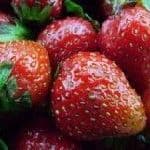 Aardbei-rabarber kruimeltaart